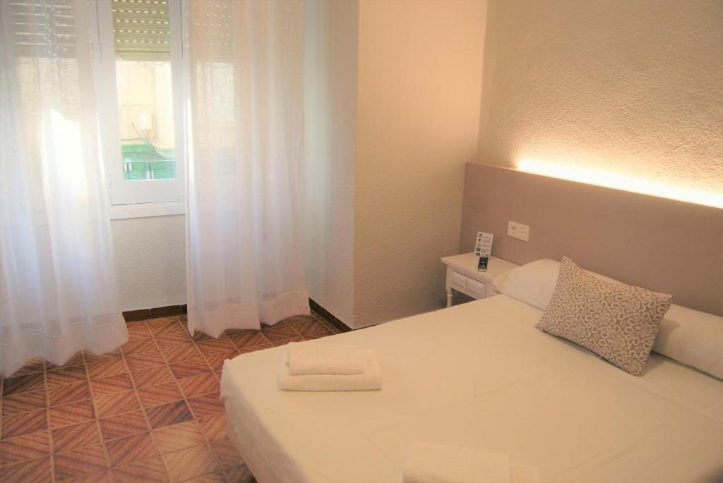 Hostal Tropical โมตริล ภายนอก รูปภาพ